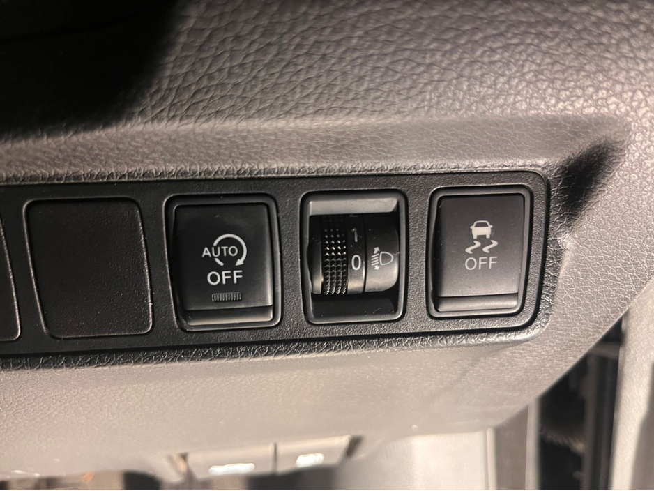 2015 Nissan Pulsar - image 18