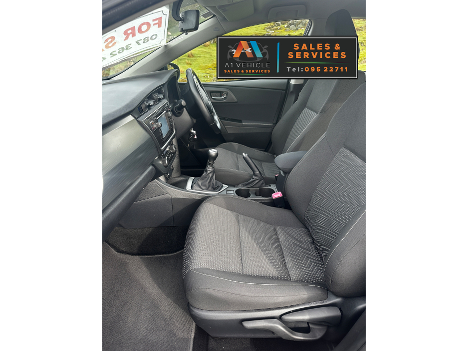 2015 Toyota Auris - image 17