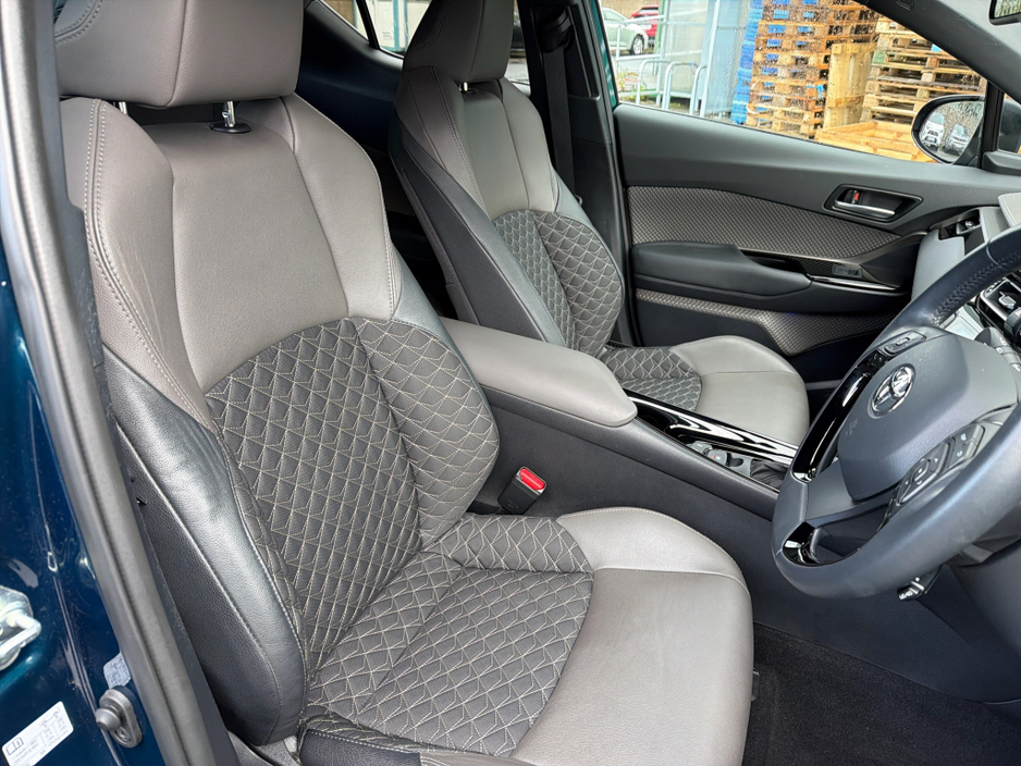 2023 Toyota C-HR HYBRID SOL TOP SPEC // HEATED LEATHER SEATS // SAT-NAV // REAR CAMERA // BLUETOOTH // CRUISE CONTROL // FULL WARRANTY €31,945