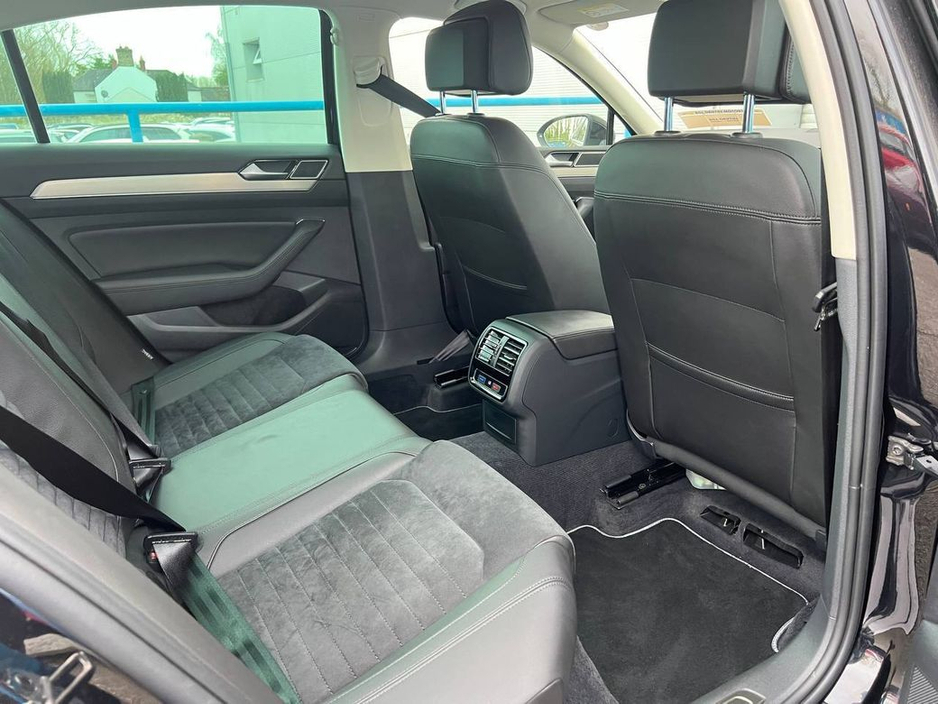 2018 Volkswagen Passat - image 8