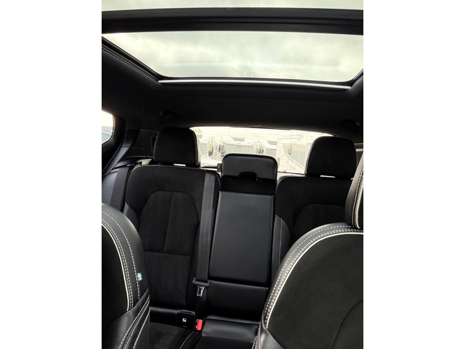 2022 Volvo XC40 - image 25