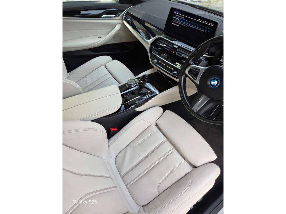 2021 BMW 5 Series - image 8