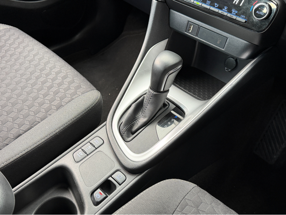 2023 Toyota Yaris 1.5 HYBRID..REAR CAMERA..APPLE CARPLAY €16,900