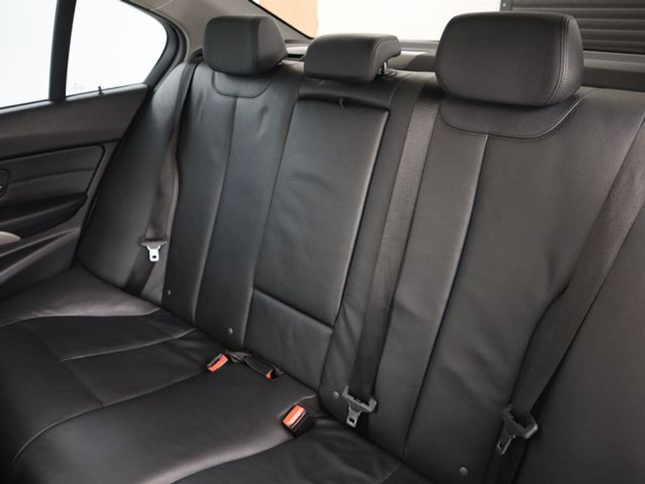 2017 BMW 3 Series - image 16