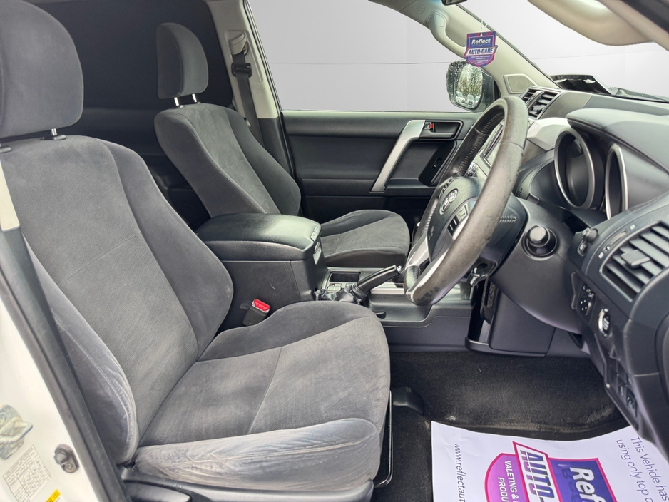 2017 Toyota Landcruiser - image 10