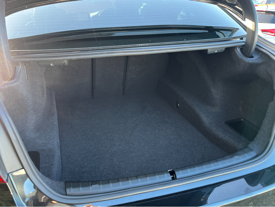 2018 BMW 5 Series - image 8