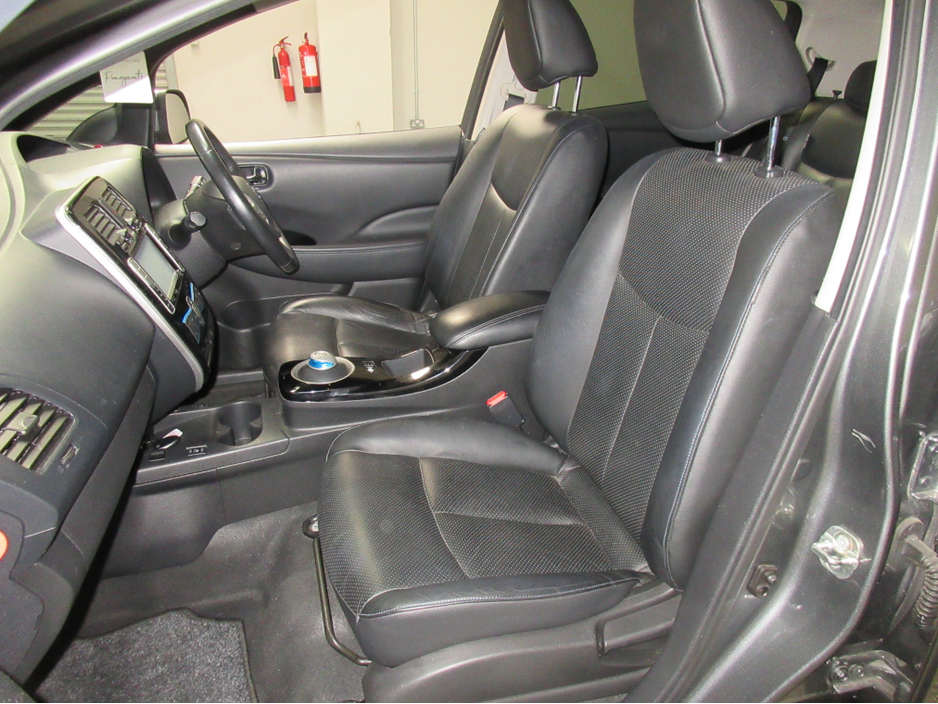 2015 Nissan Leaf - image 11
