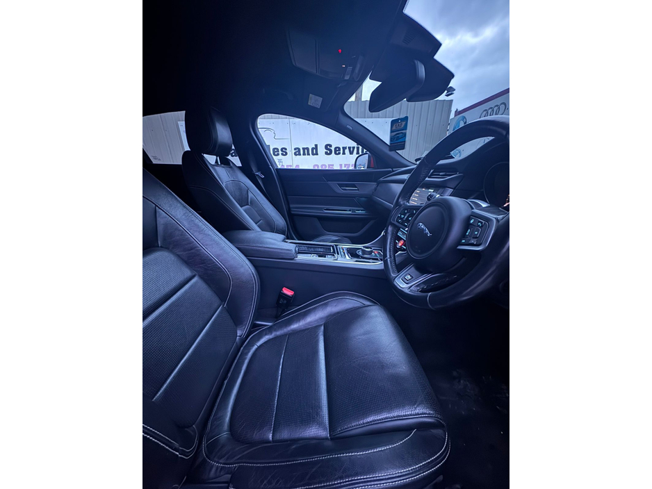 2017 Jaguar XF - image 22