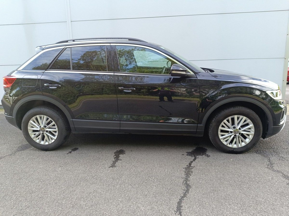 2023 Volkswagen T-Roc - image 2