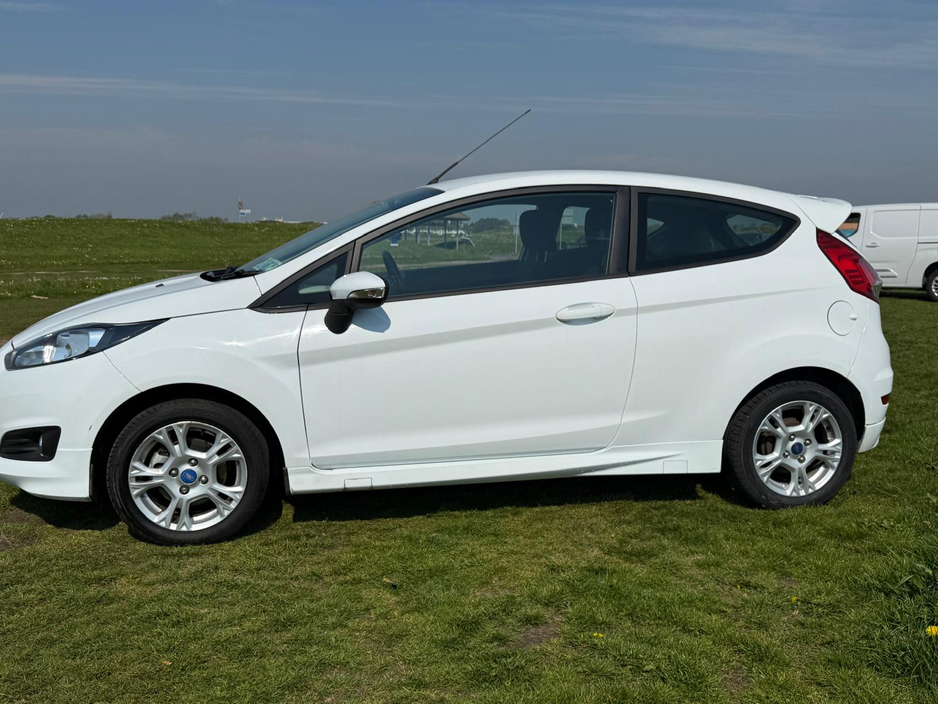 2013 Ford Fiesta - image 4