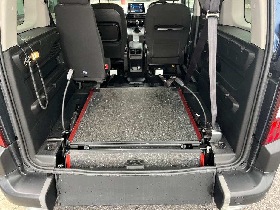 2020 Peugeot Rifter - image 11