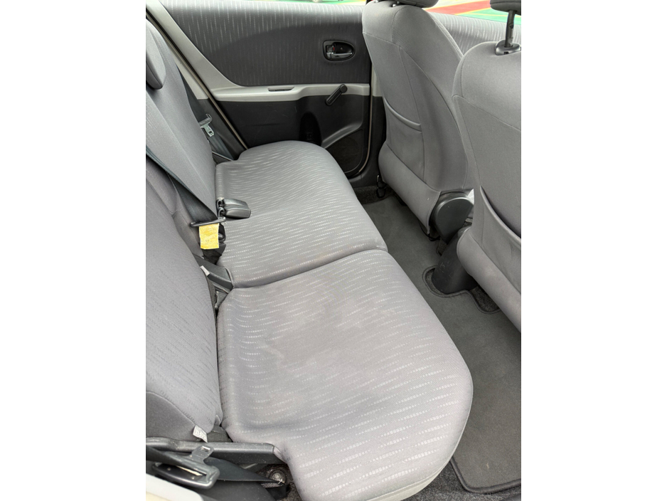 2010 Toyota Yaris - image 8