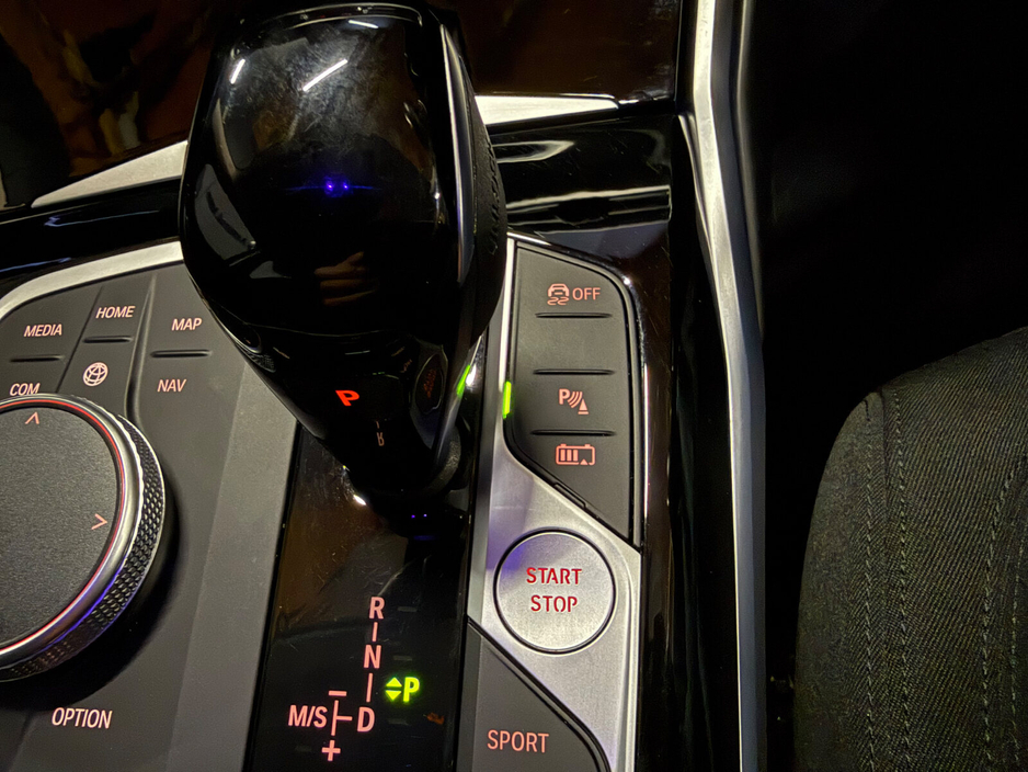 2022 BMW 3 Series - image 13