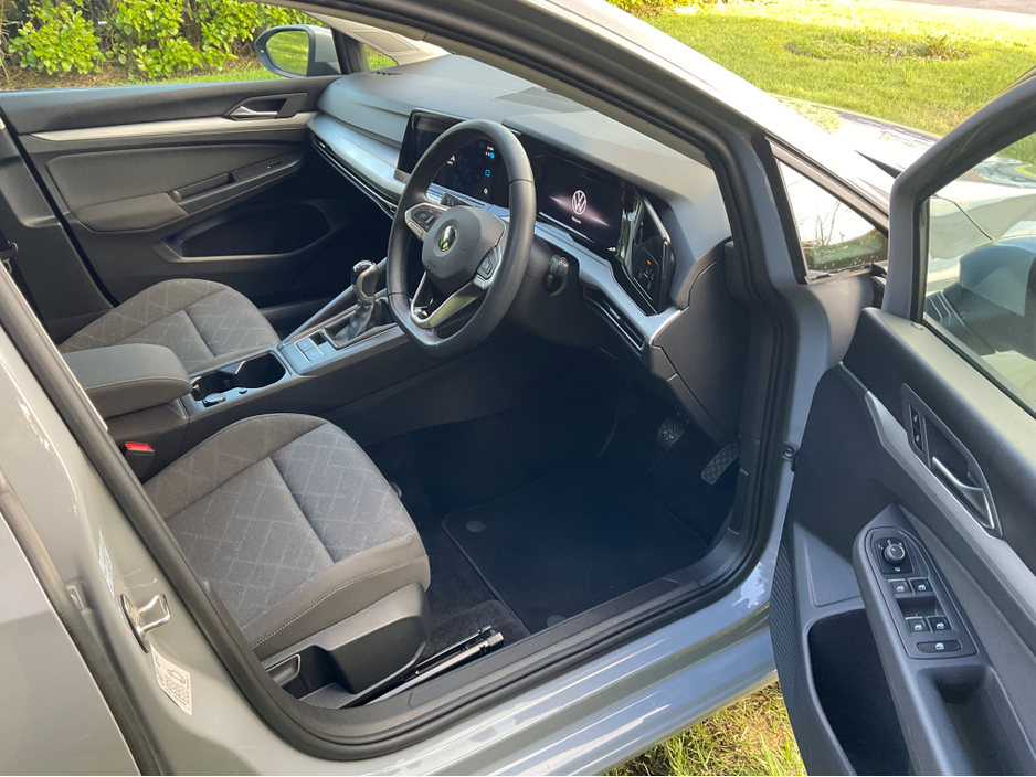 2022 Volkswagen Golf - image 25