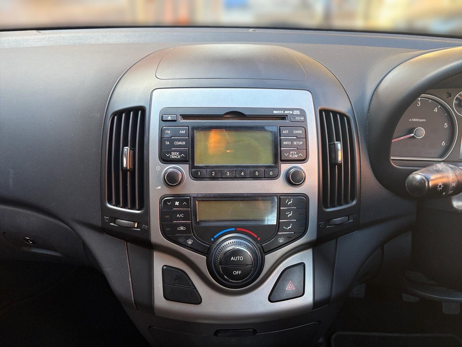 2011 Hyundai i30 - image 10