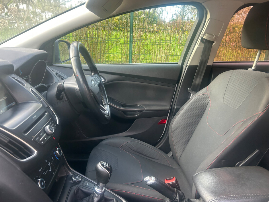 2016 Ford Focus - image 12