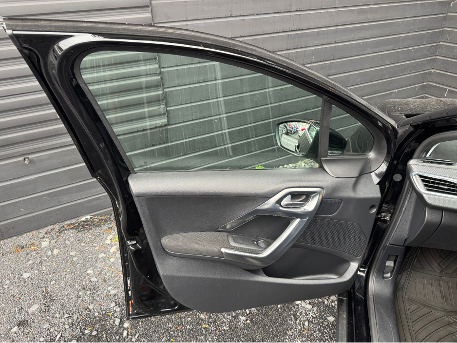 2017 Peugeot 2008 - image 16