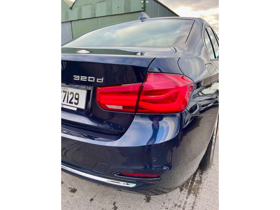 2017 BMW 3 Series - image 11