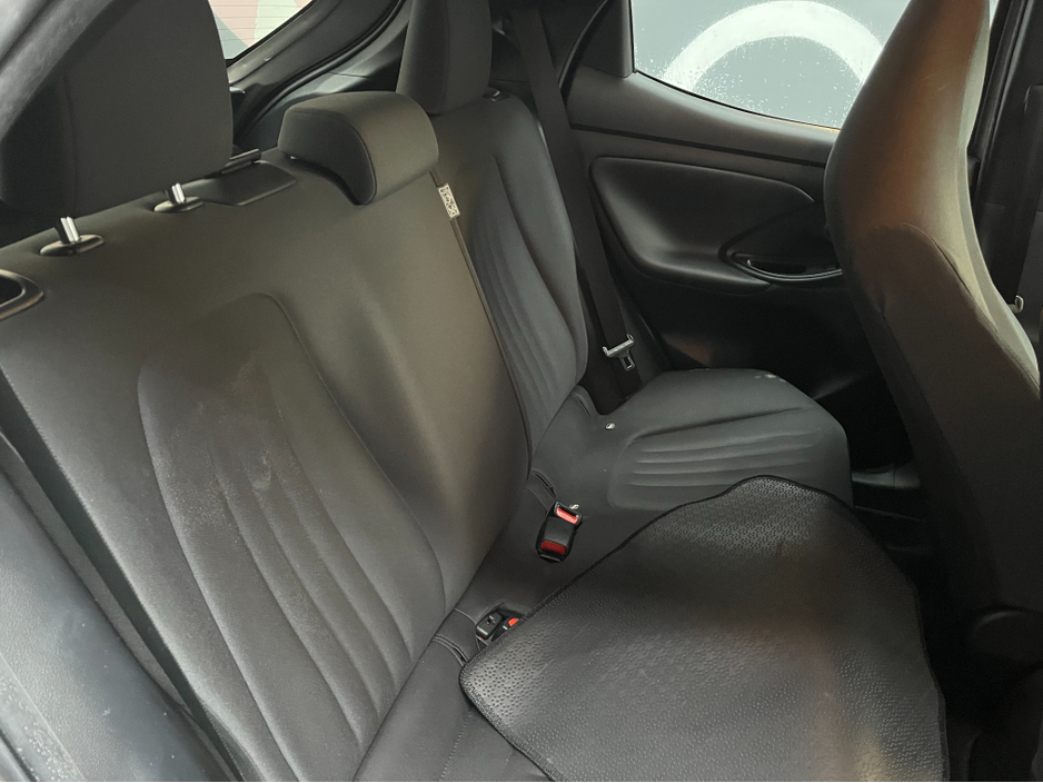 2021 Toyota Yaris - image 10
