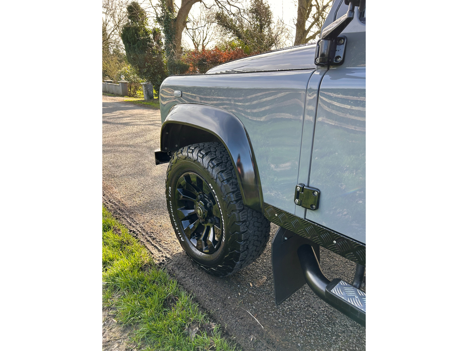 2017 Land Rover Defender - image 10