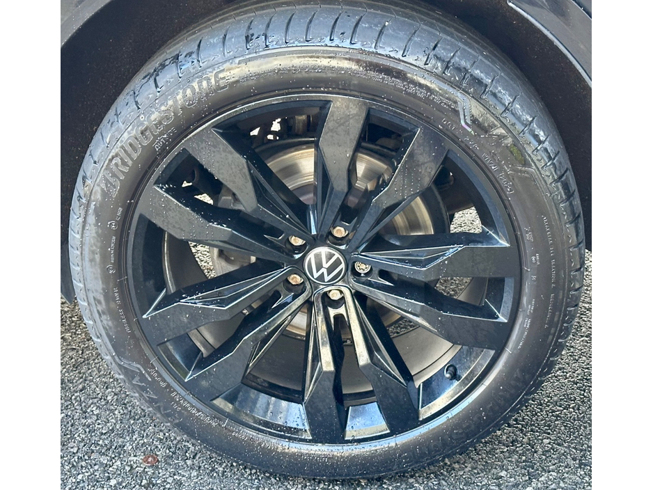 2023 Volkswagen Touareg - image 28