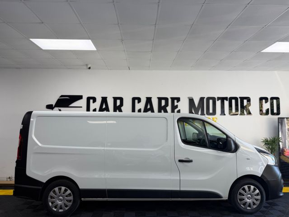 2020 Nissan NV300 - image 3