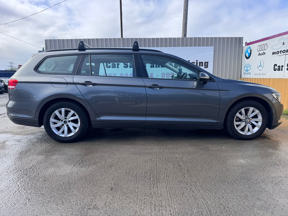 2016 Volkswagen Passat - image 5