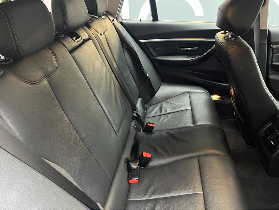 2019 BMW 3 Series - image 14