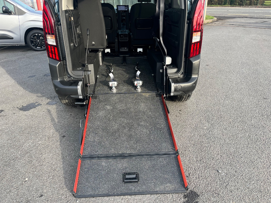 2025 Peugeot Rifter - image 10