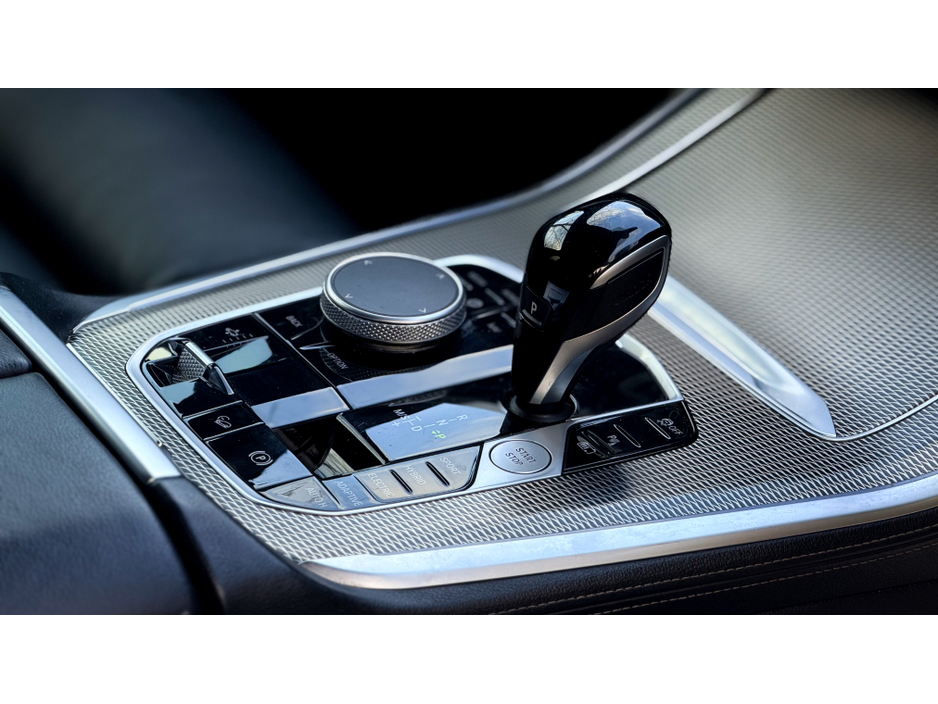 2020 BMW X5 - image 3