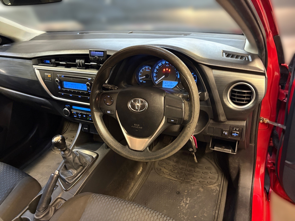 2014 Toyota Auris - image 9