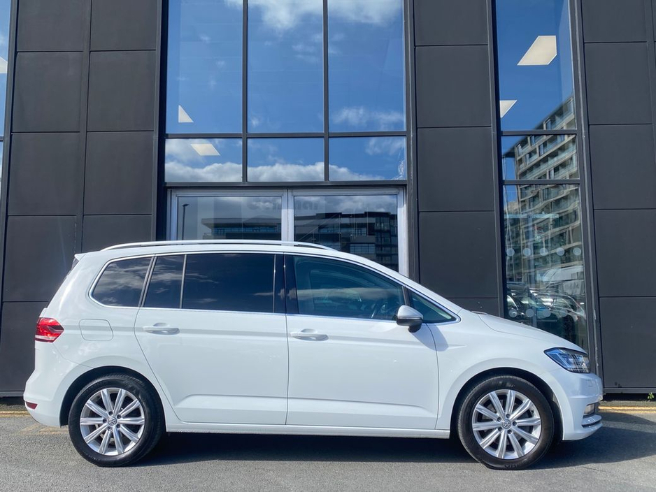 2017 Volkswagen Touran - image 4