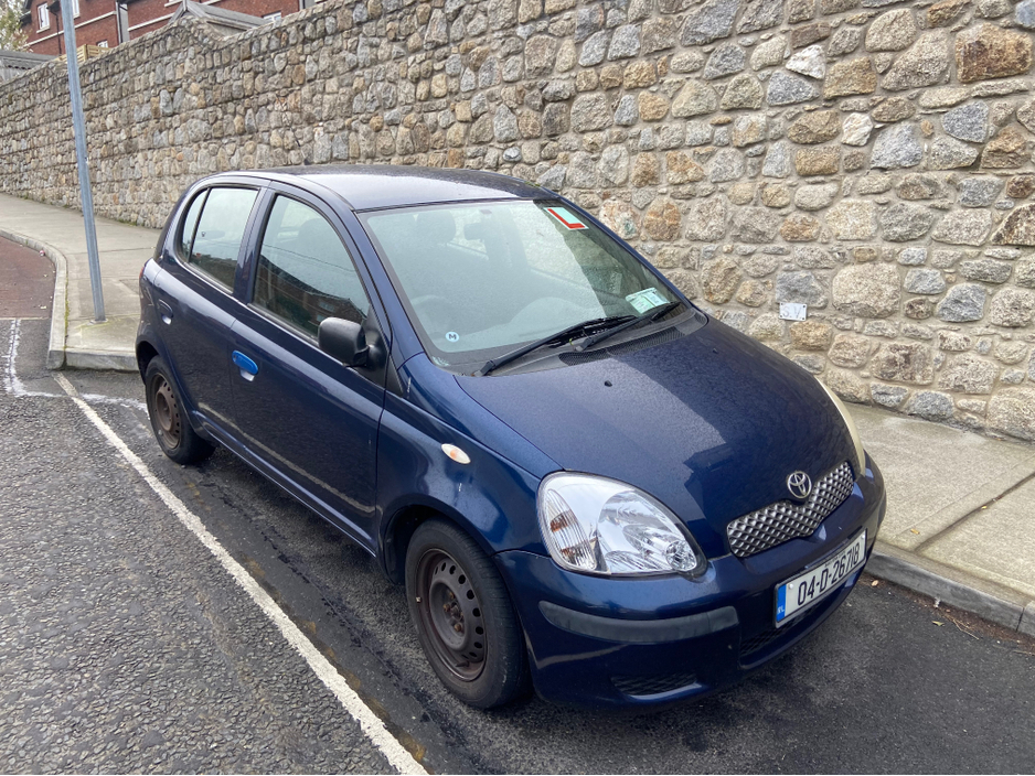 2004 Toyota Yaris - image 2