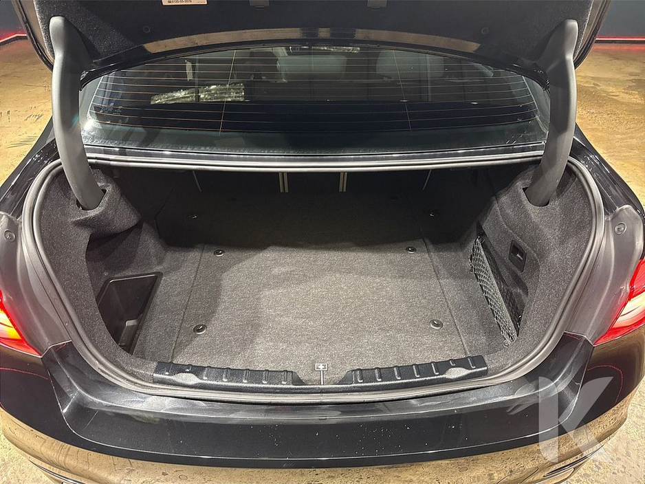 2016 BMW 3 Series - image 12