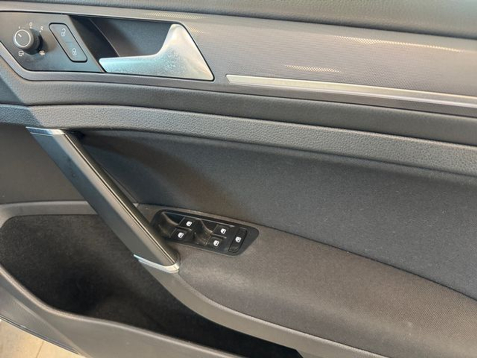 2016 Volkswagen Golf - image 12