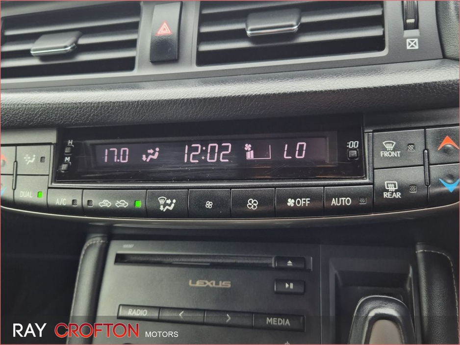 2015 Lexus CT 200 h - image 13