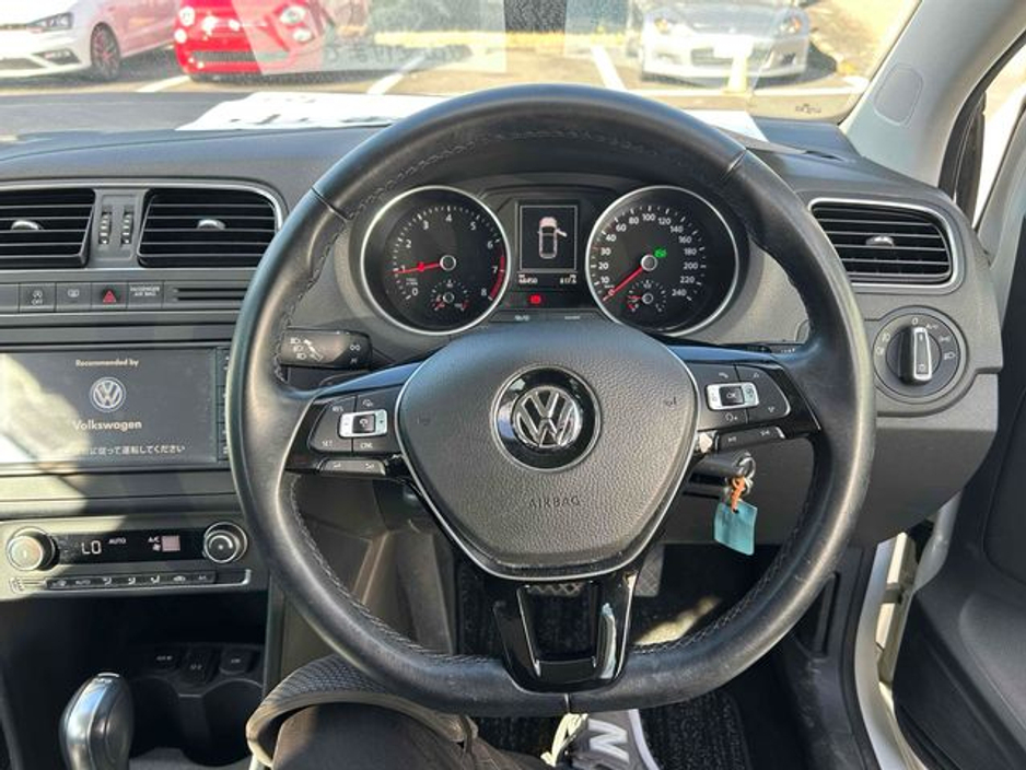 2015 Volkswagen Polo - image 4