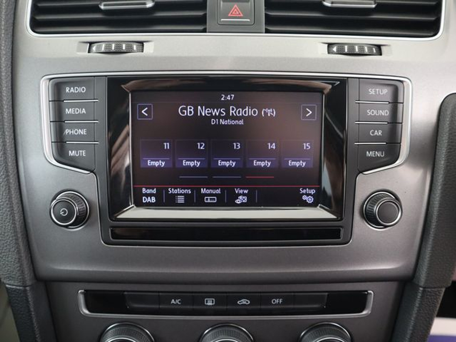 2015 Volkswagen Golf - image 9