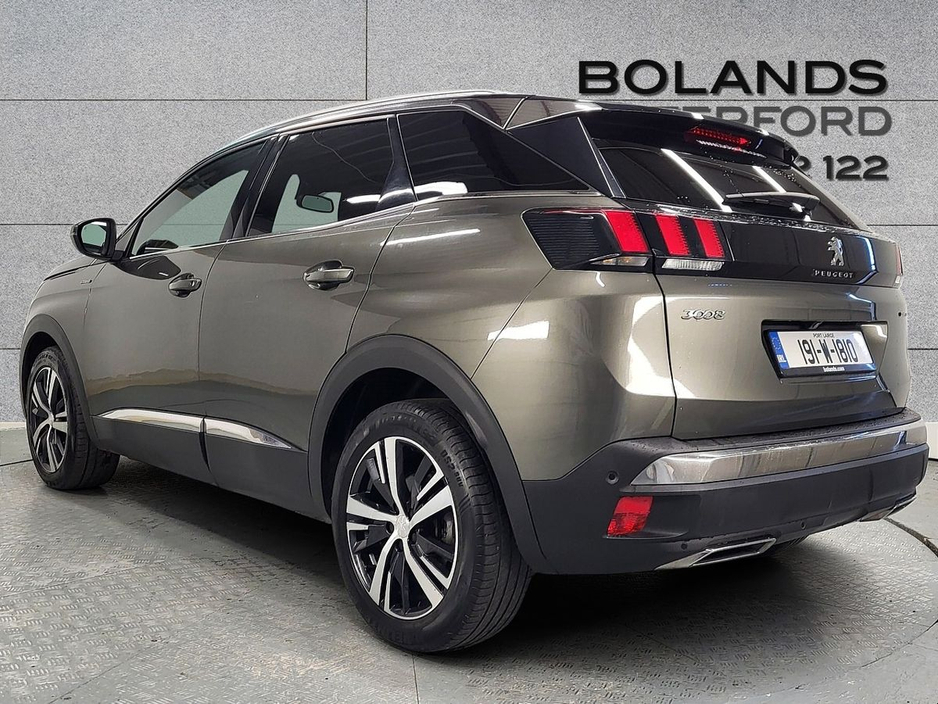 2019 Peugeot 3008 - image 2