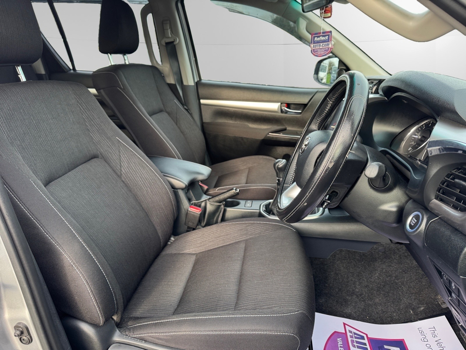 2025 Toyota Hilux - image 10