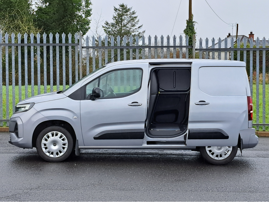 2025 Opel Combo SPORTIVE L1H1 1.5TD 100BHP **REVERSING CAMERA** €19,919