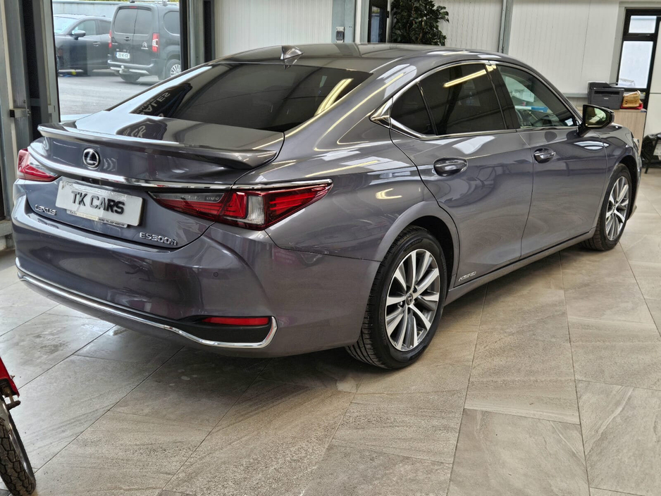 2019 Lexus ES 300 H - image 2