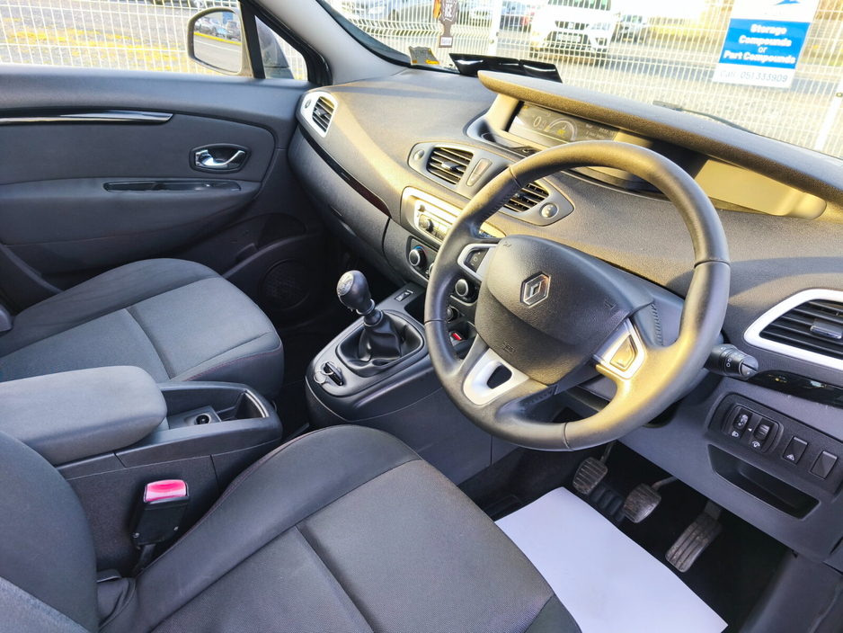 2013 Renault Grand Scenic - image 11