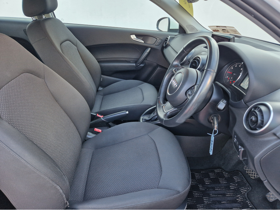 2015 Audi A1 - image 23