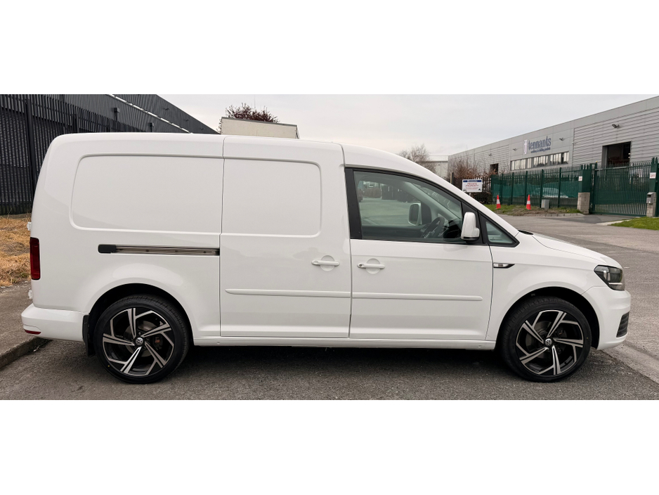 2019 Volkswagen Caddy - image 3