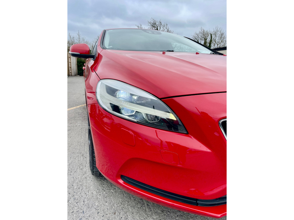 2017 Volvo V40 - image 4