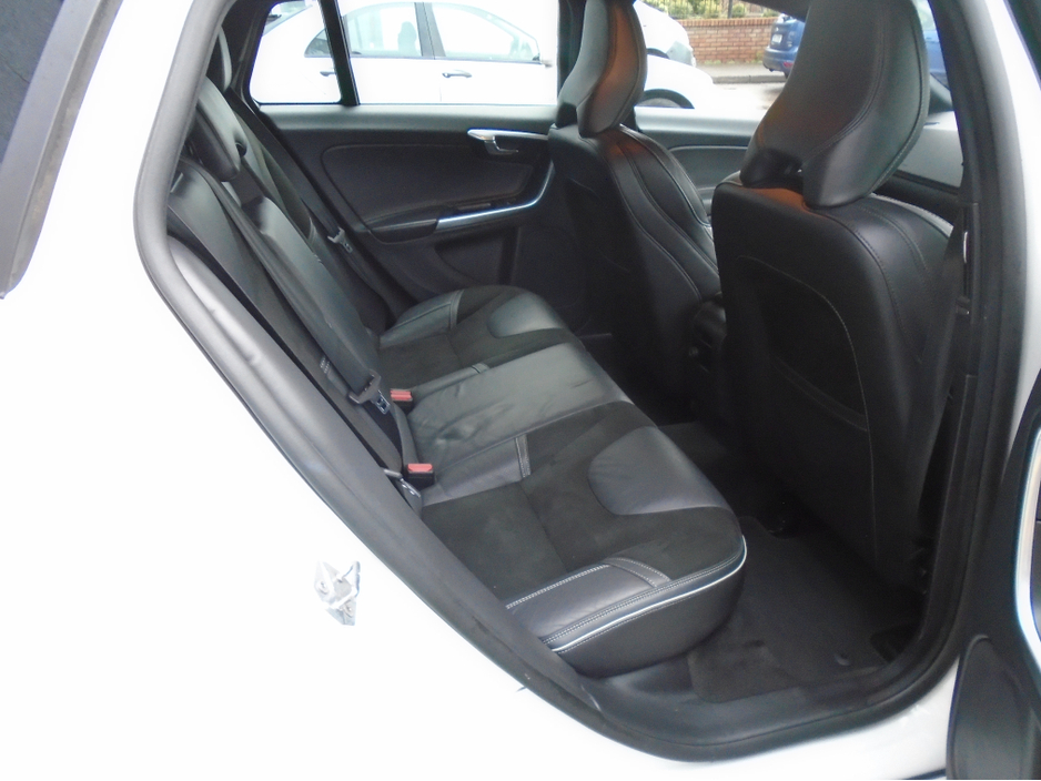 2017 Volvo V60 2.0 D D4 R-DESIGN NAV 190BHP 5DR €16,950