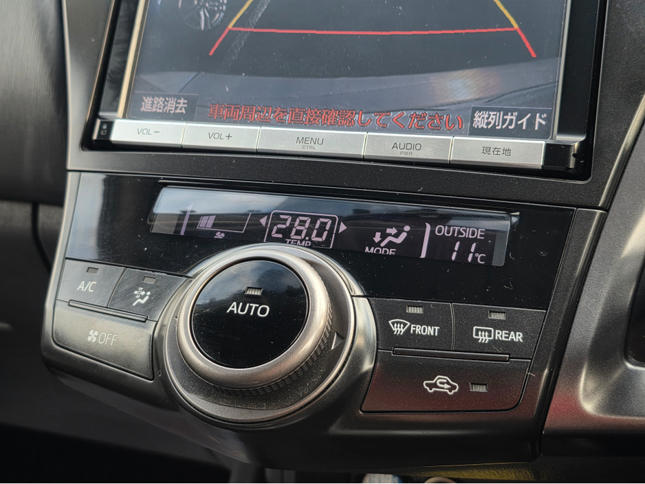 2014 Toyota Prius Alpha - image 17