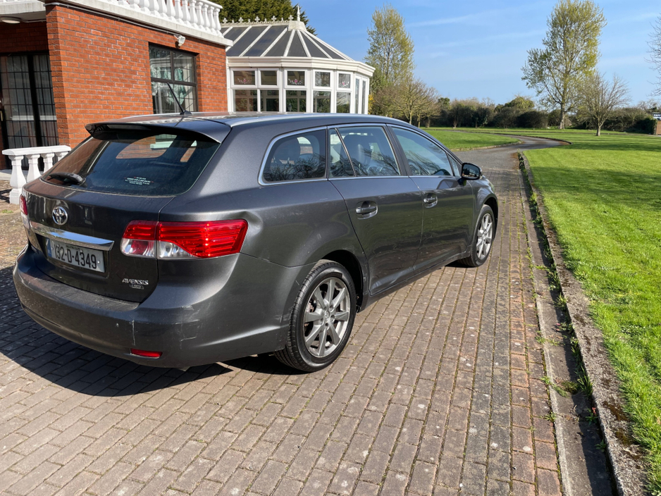 2013 Toyota Avensis - image 4