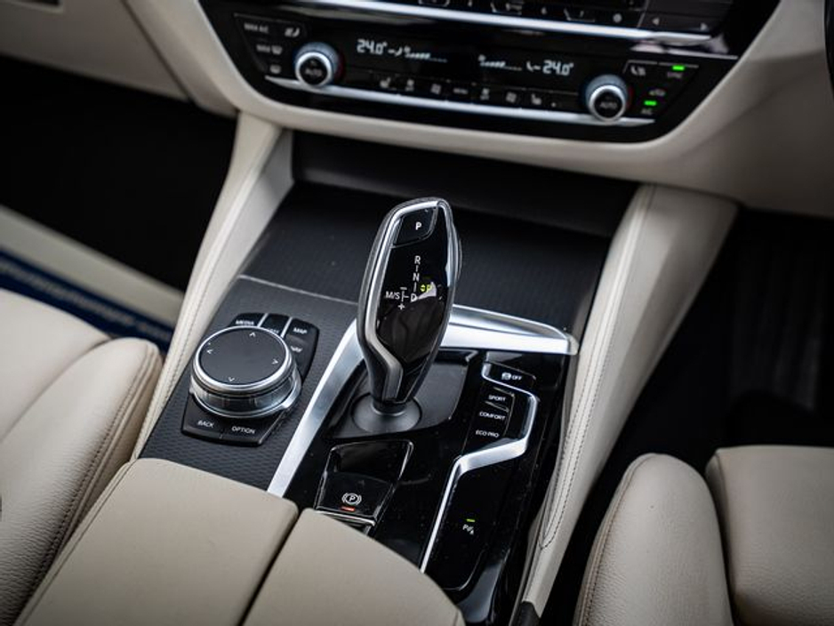 2022 BMW 5 Series - image 12